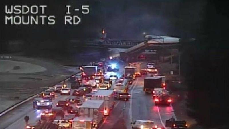 Un tren de pasajeros ha descarrilado este lunes en Washington, EE.UU.