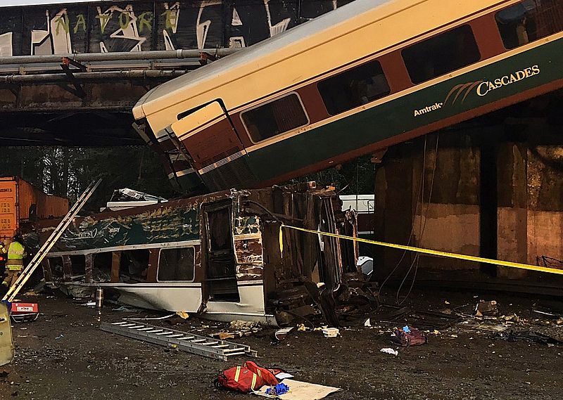 Un vagón del tren TALGO, desplomado sobre la carretera