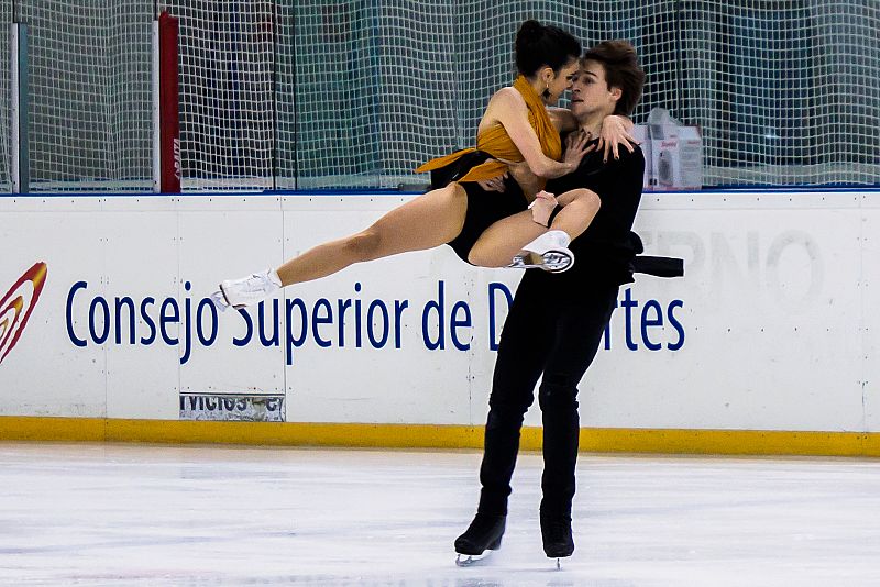 Sara Hurtado y Kirill Khalyavin durante su actuación en el Campeonato de España de patinaje artístico.