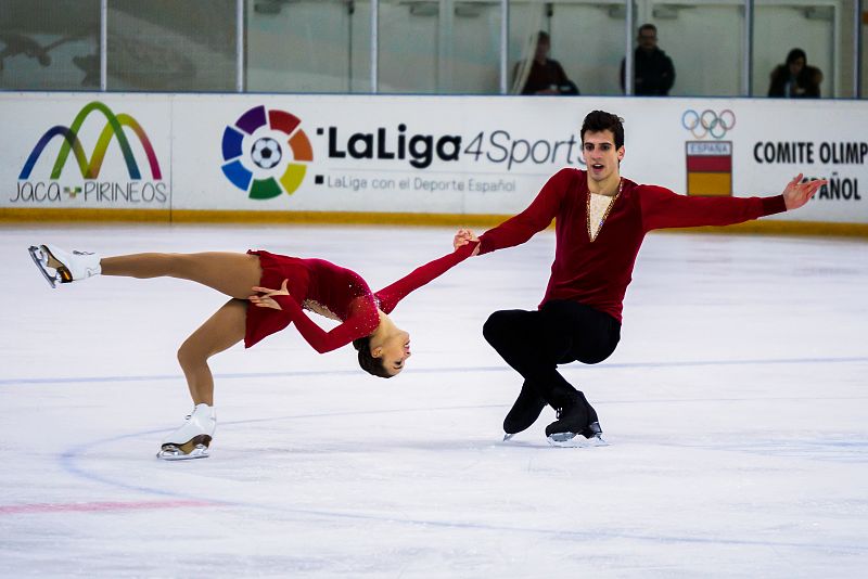 Laura Barquero y Aritz Maestu durante su actuación en el Campeonato de España de patinaje artístico.