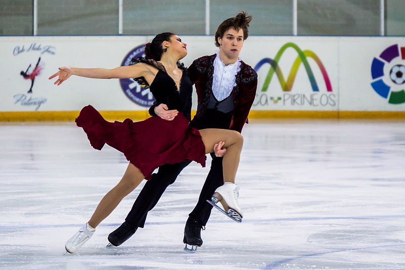 Sara Hurtado y Kirill Khalyavin durante su actuación en el Campeonato de España de patinaje artístico.