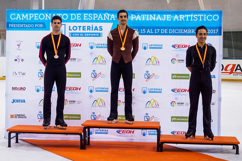 Podio del Campeonato de España de patinaje artístico en la categoría de Masculino Senior estuvo formado por Javier Raya (plata, a la izquierda), Javier Fernández (oro, en el centro) y Felipe Montoya (bronce, a la derecha).