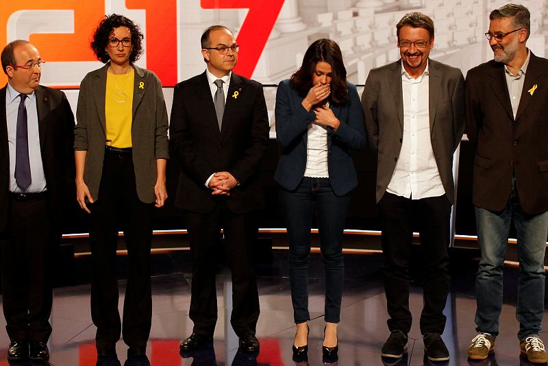 La candidata de Ciudadanos, Inés Arrimadas, estornuda en la 'foto de familia' de los candidatos antes del último debate televisado entre los candidatos al 21-D, organizado por TV3.