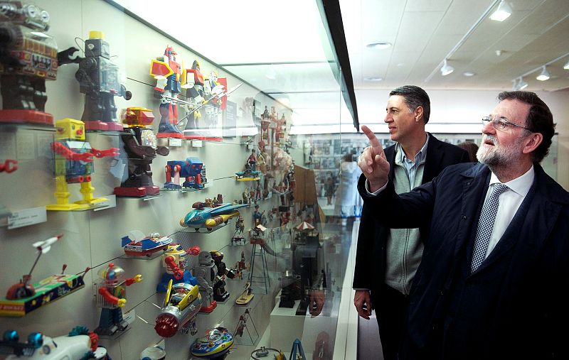Mariano Rajoy y Xavier García Albiol visitan el Museo del Juguete de Girona en la última jornada de la campaña electoral del 21-D.