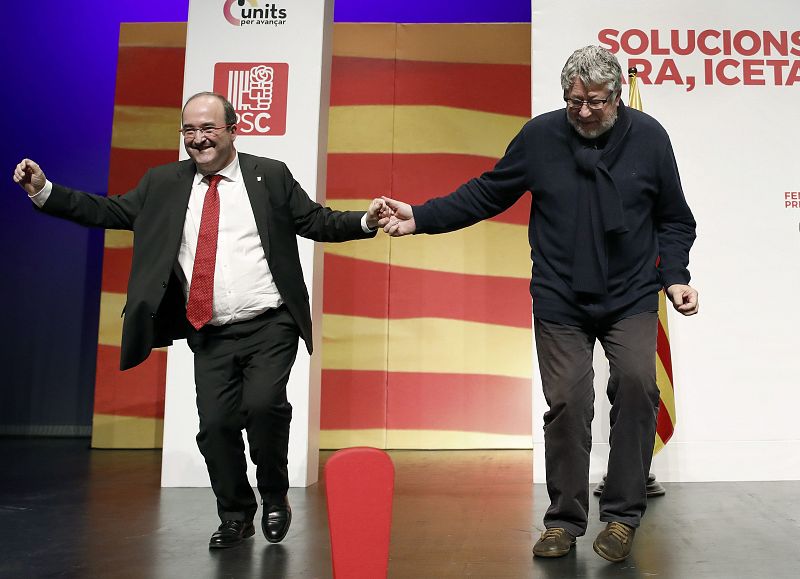 Baile de cierre de campaña en el acto del PSC El candidato del PSC a la presidencia de la Generalitat, Miquel Iceta, baila acompañado del alcalde de Cornellá, Antoni Balmón