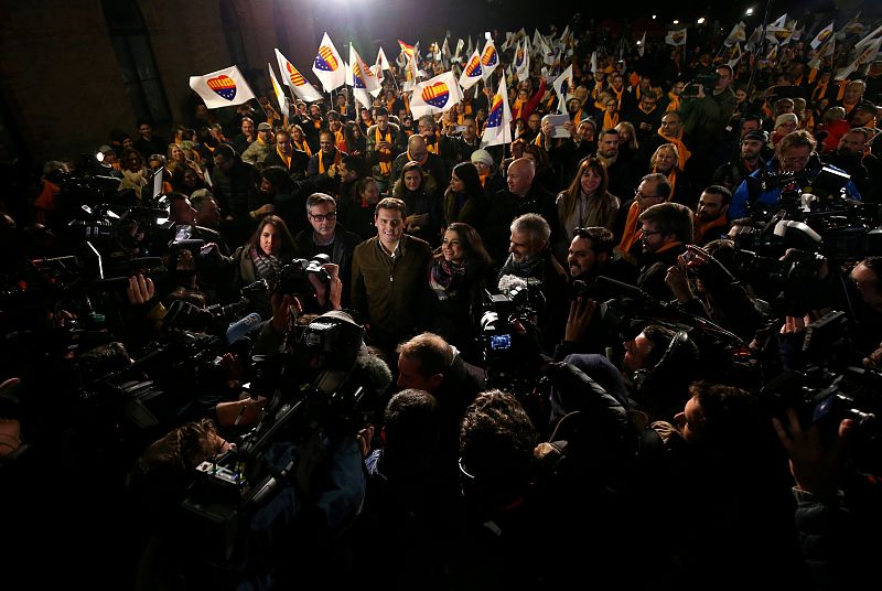 Albert Rivera arropa a Arrimadas en el acto final de la campaña de las elecciones catalanas