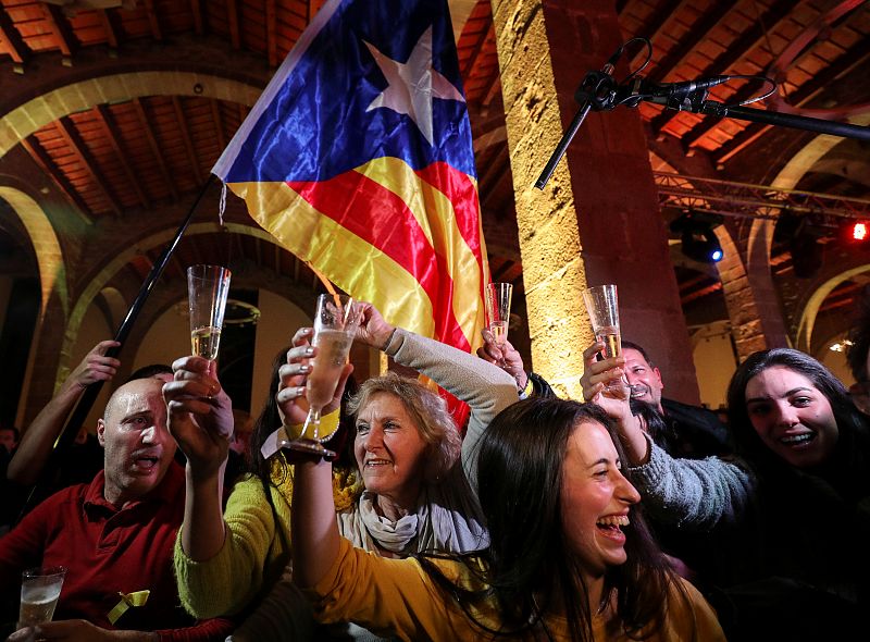 Partidarios del soberanismo celebran la mayoría alcanzada por los independentistas