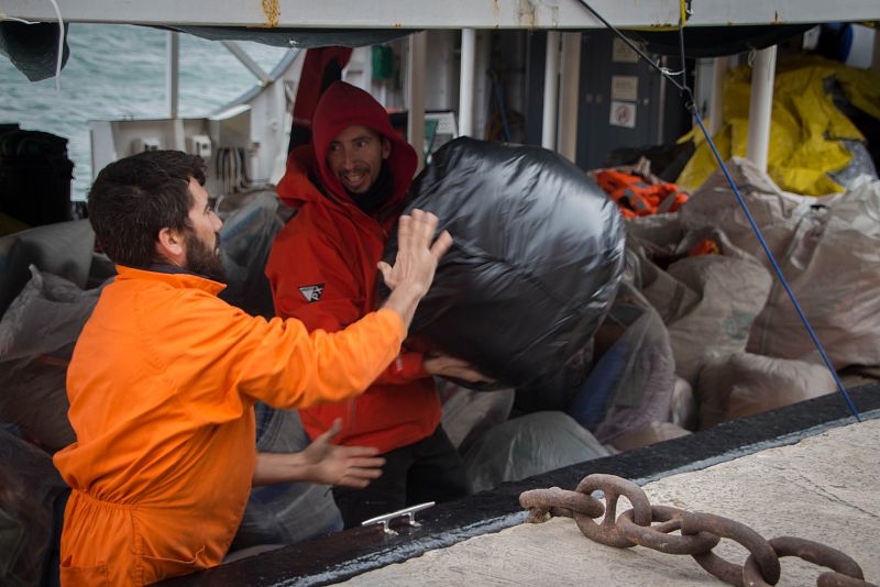 Mantas, comida, agua y medicamentos para los refugiados rescatados