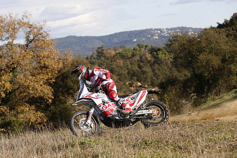 Imagen de una de las tres motos del 'Gas Gas Rally Team' rodando en el exterior.