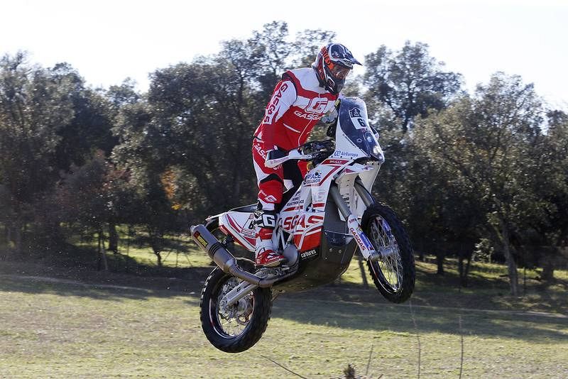 Imagen de una de las tres motos del 'Gas Gas Rally Team' haciendo un caballito.