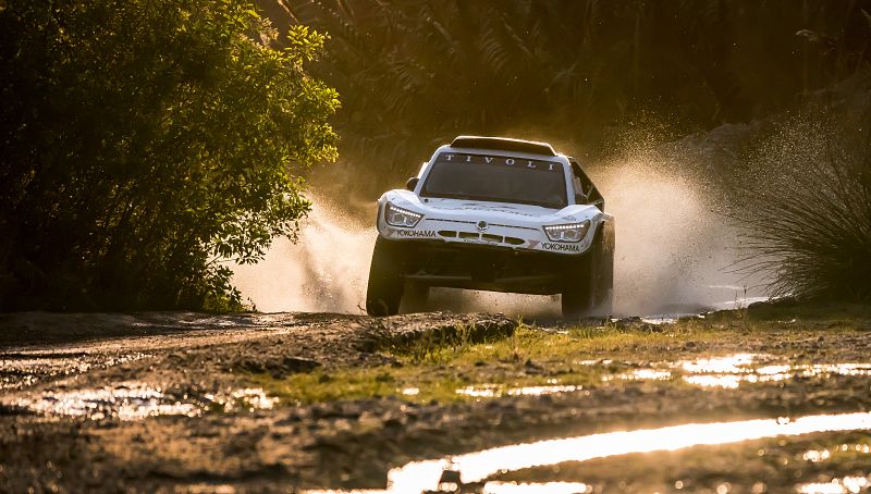 Imagen del SsangYong Tivoli DKR rodando en el exterior antes de llegar al Dakar.