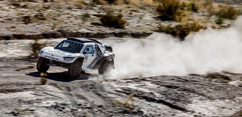 Imagen aérea del SsangYong Tivoli DKR rodando en el exterior.