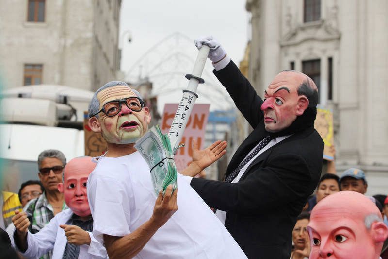 Manifestantes disfrazados de Fujimori y Kuczynski