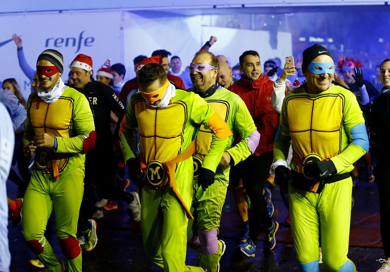 Participantes en la carrera popular disfrazados de torugas ninja.