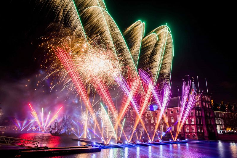 Espectaculares fuegos artificiales en el Binnenhof de la ciudad neerlandesa de La Haya