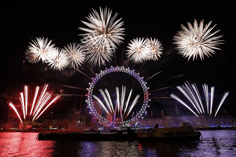 Espectáculo pirotécnico en torno a la noria London Eye de Londres.