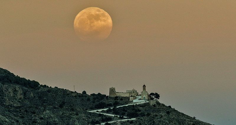 La primera luna llena de 2018 se encuentra en el punto de mayor acercamiento a la Tierra: el perigeo. En la imagen la Luna sale tras el castillo de la localidad valenciana de Cullera.