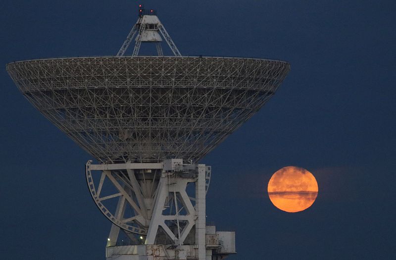 La Luna llena, vista junto al radiotelescopio RT-70 ubicado cerca de la localidad de Molochnoye, en Crimea.
