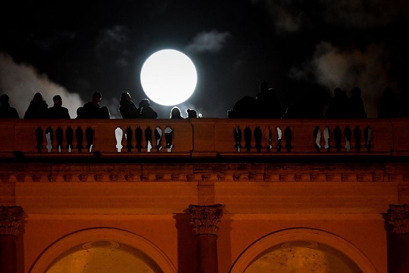 Los vecinos de Roma observan la primera Superluna del año desde la Terrazza del Pincio.