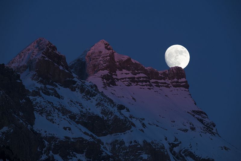 La Luna, fotografiada por encima de las montañas de Gryon, en el oeste de Suiza.