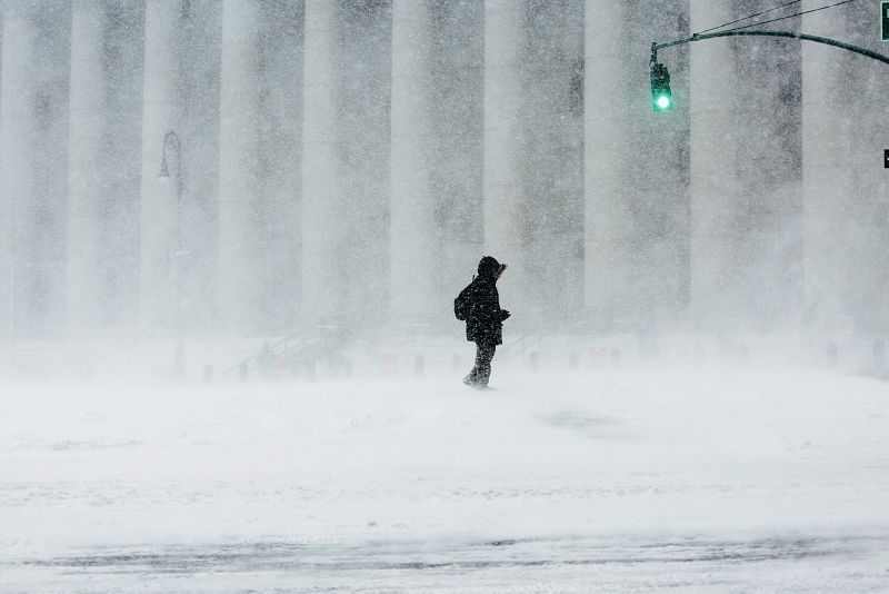 Un hombre camina por las calles de Nueva York sacudidas por la nieve