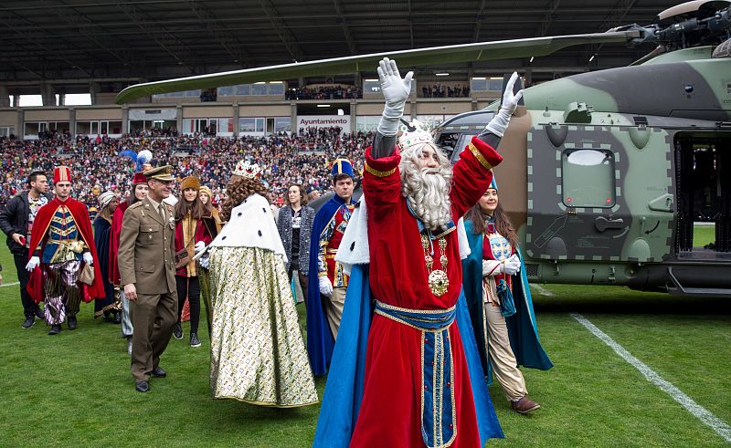 Los Reyes Magos hacen su entrada triunfal en helicóptero a Las Gaunas