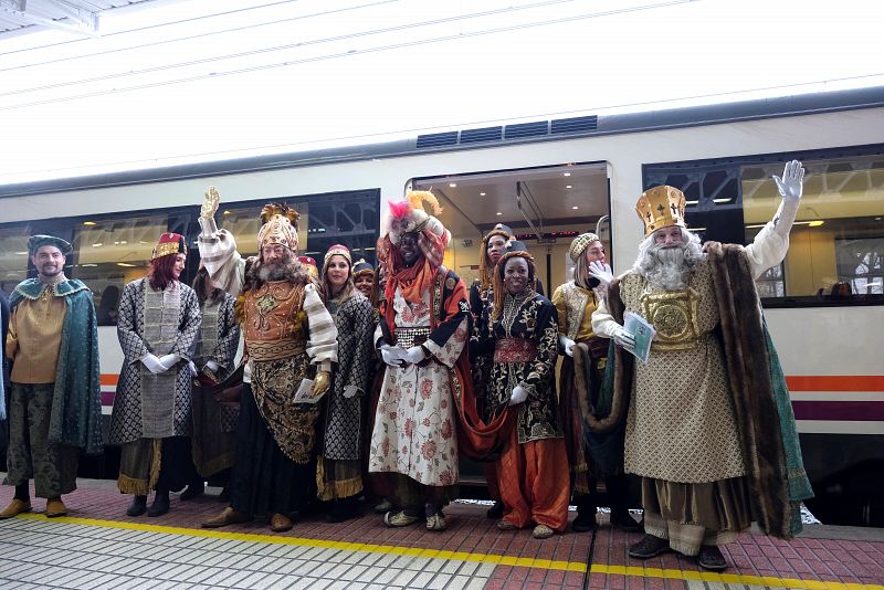 Los Reyes Magos llegan en tren a Vitoria