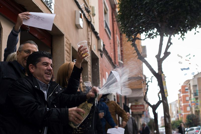Clientes y dueños del Bar Borneo de la localidad murciana de Yecla, celebran el tercer premio de la Lotería del Niño