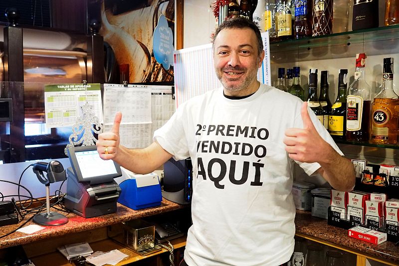 Antonio, propietario del bar El Estudiante, en la localidad lucense de Vilalba, que ha vendido un décimo del segundo premio del Niño