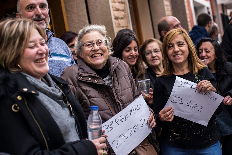Vecinos de Yecla, Murcia, celebran que les ha tocado el tercer premio de la Lotería del Niño