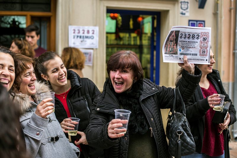 La familia Villascusa González-Moro, dueños de la administración número 1 de la Virgen del Castillo, de Yecla, Murcia, donde ha caído de forma íntegra el tercer premio del Niño