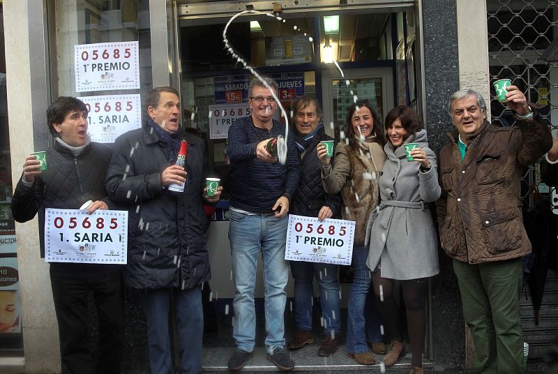 Los dueños y trabajadores de la Administración de Lotería de Bilbao que ha dado el primer premio del Niño