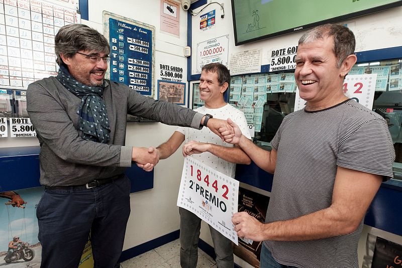 Un responsable de Loterías y Apuestas del Estado, en Las Palmas de Gran Canaria, donde ha caido parte del segundo premio del Niño