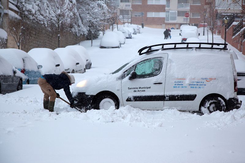 Una capa de nieve de entre 30 y 40 centímetros causa problemas en Ávila