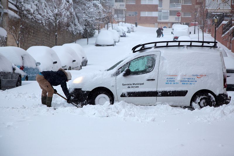 Una capa de nieve de entre 30 y 40 centímetros causa problemas en Ávila