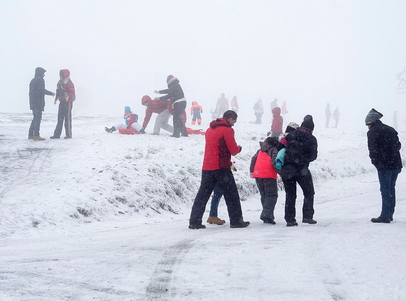 Varias personas juegan en la nieve en O Cebreiro (Lugo), donde ha caído una copiosa nevada.