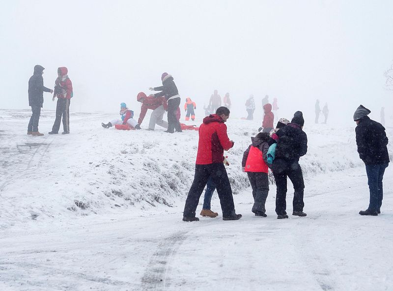 Varias personas juegan en la nieve en O Cebreiro (Lugo), donde ha caído una copiosa nevada.