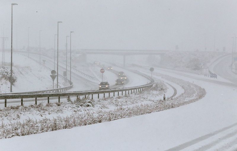 La autovía A-66 a la altura de la localidad de Guijuelo, cubierta por la nieve caída durante el temporal que afecta a la localidad salmantina