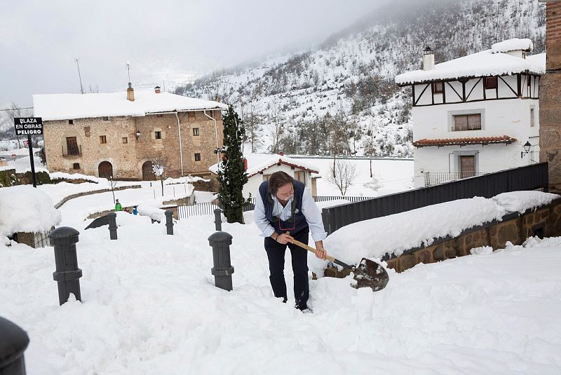 Pueblos como Villoslada de Cameros, en La Rioja, han quedado como verdaderas postales navideñas por la nieve caída
