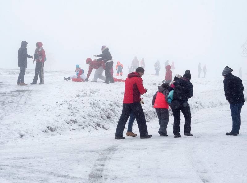 Varias personas juegan en la nieve en O Cebreiro (Lugo), donde ha caído una copiosa nevada.