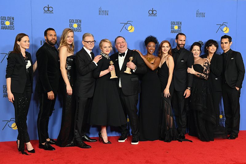 El equipo de 'The Handmaid's Tale' posa con los dos Globos de Oro obtenidos