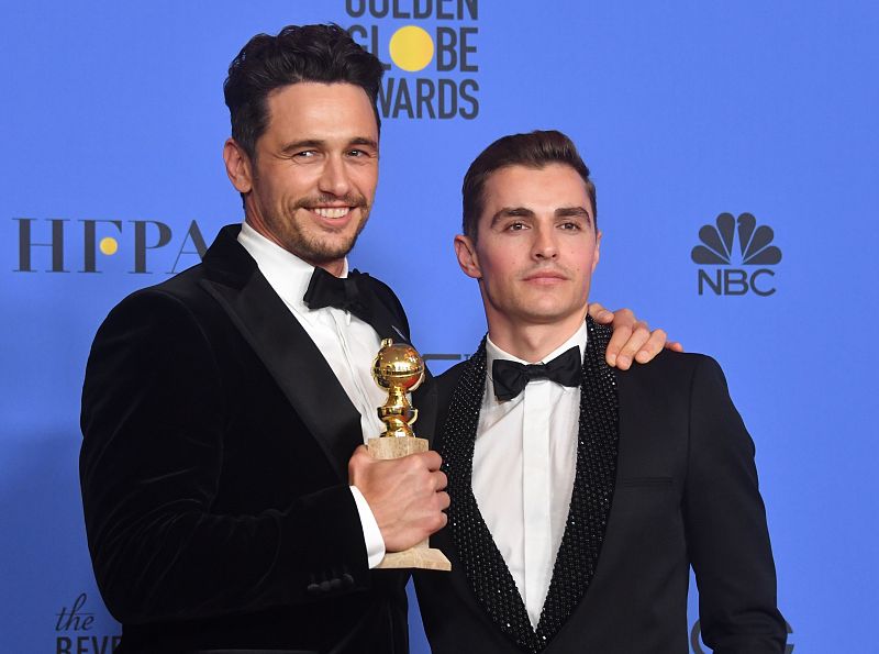 James Franco posa con su Globo de Oro al mejor actor de comedia o musical por 'The Disaster Artist' junto a Dave Franco