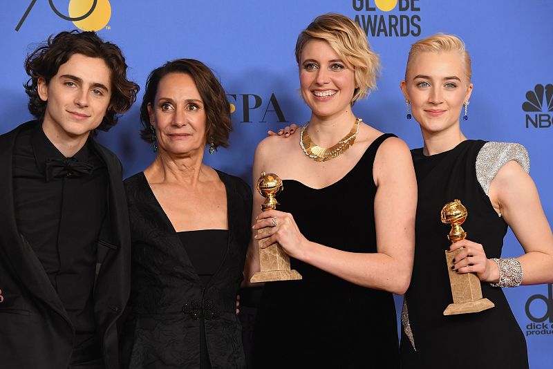 Timothee Chalamet, Laurie Metcalf, Greta Gerwig y Saoirse Ronan posan con los dos galardones que logró 'Lady Bird'