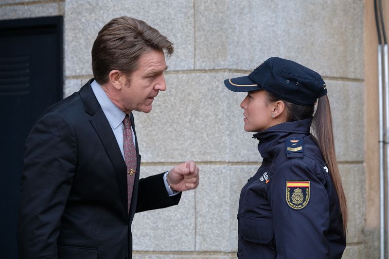 Lola recomienda al comisarío dejar la medicación