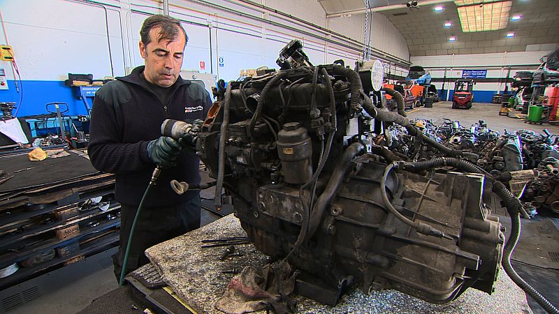 Recuperando piezas de un motor en desguaces Teo