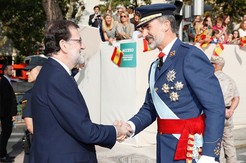 Felipe VI saluda a Mariano Rajoy