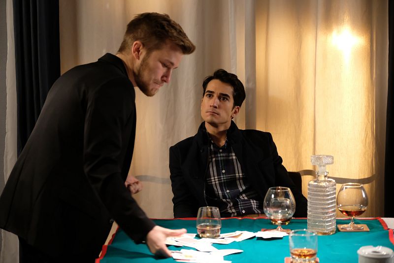 Jairo arriesga demasiado en una timba de póker