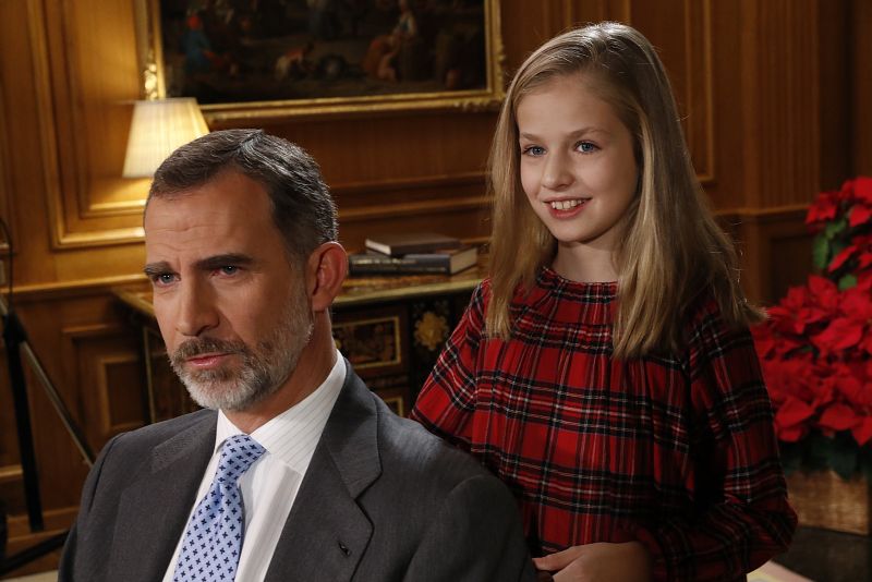 La princesa de Asturias, detrás del rey Felipe VI