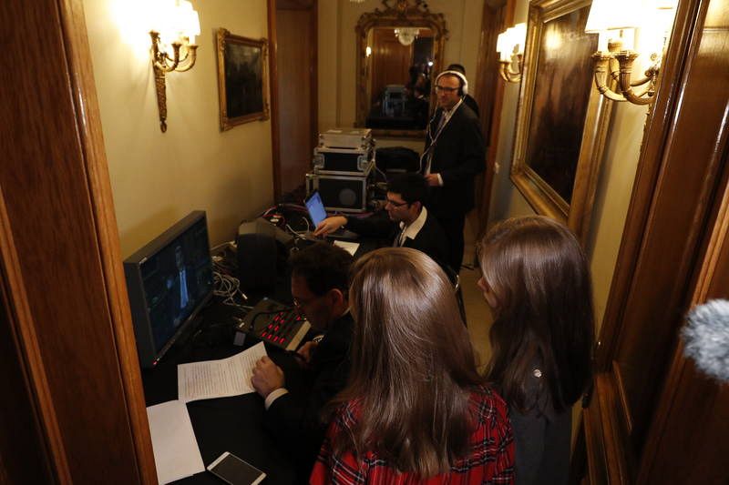 La princesa Leonor y la infanta Sofía observan cómo trabaja el equipo técnico que graba el mensaje de Nochebuena del rey