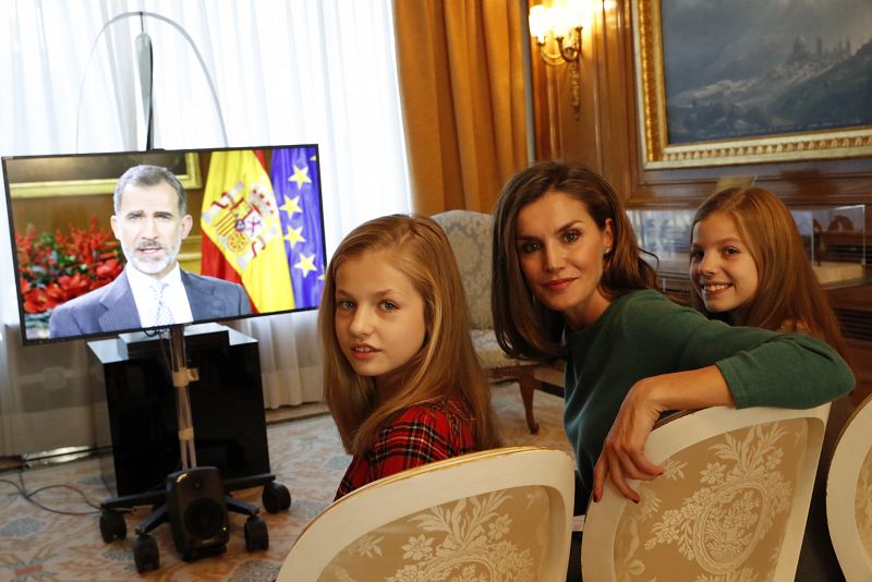 La reina Letizia y sus hijas posan mientras se graba el discurso del rey